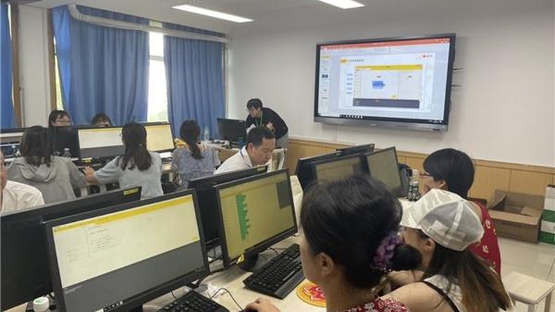 在选择学校时，您可以关注以下几点：